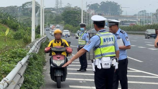 外卖小哥硬闯南宁快速路被无人机“抓包”，竟大呼“小题大做”！网友：这是用生命送餐？