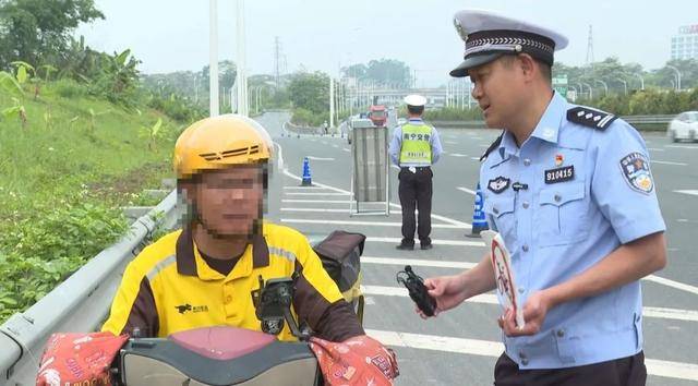 外卖小哥硬闯南宁快速路被无人机“抓包”，竟大呼“小题大做”！网友：这是用生命送餐？