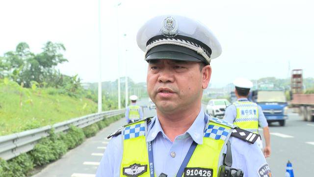 外卖小哥硬闯南宁快速路被无人机“抓包”，竟大呼“小题大做”！网友：这是用生命送餐？