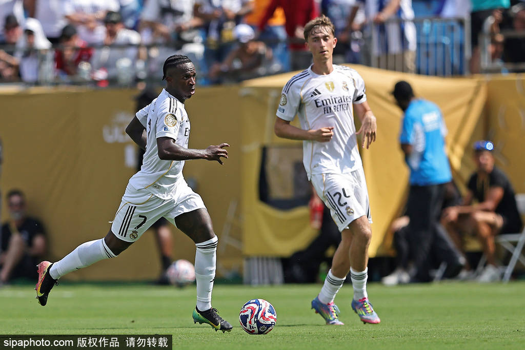 19岁天才中场引爆皇马巴萨争夺战!未来之星的选择困局