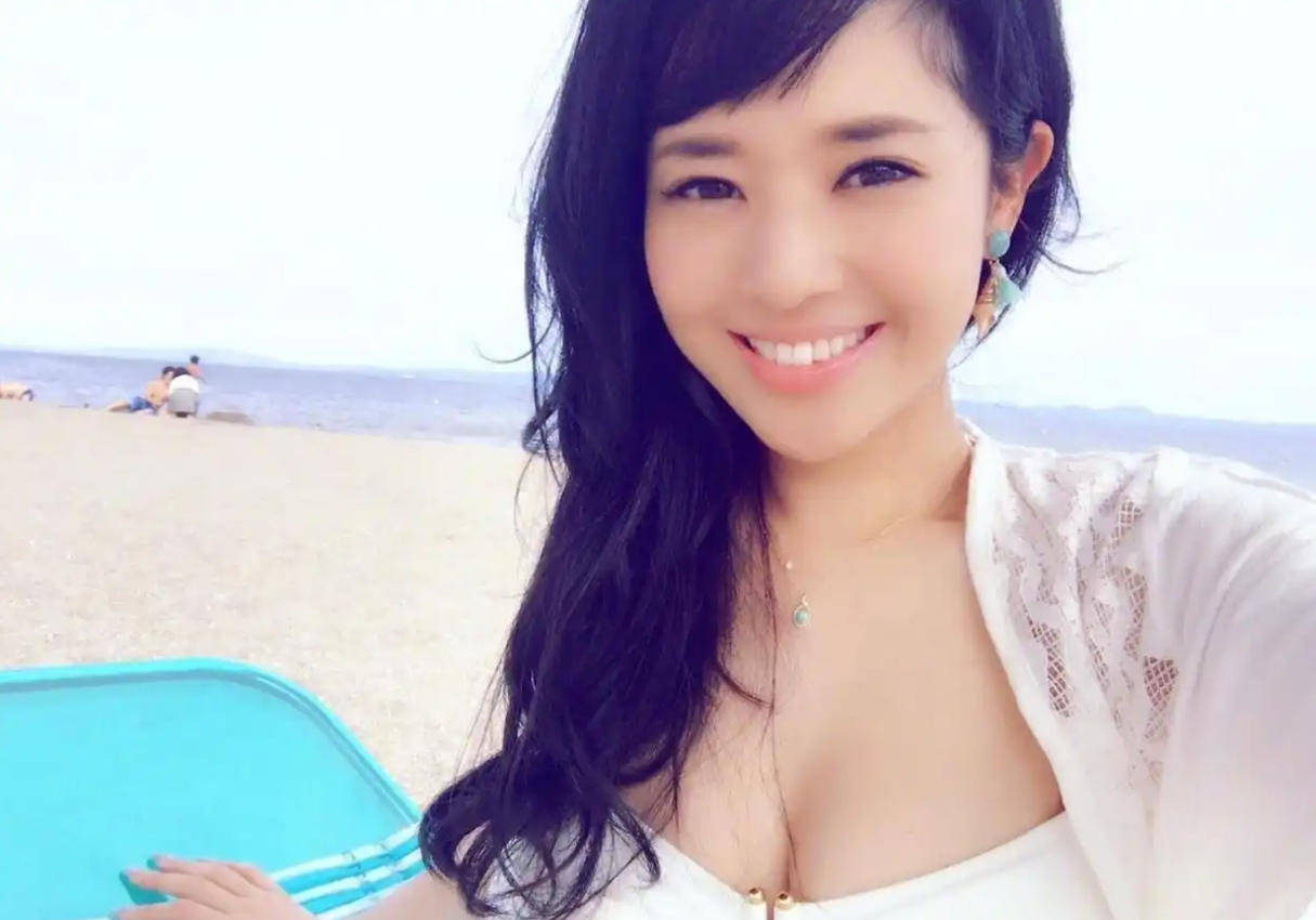 44岁苍井空惊艳亮相香港娱乐场所开幕式,超深V礼服尽显魅力