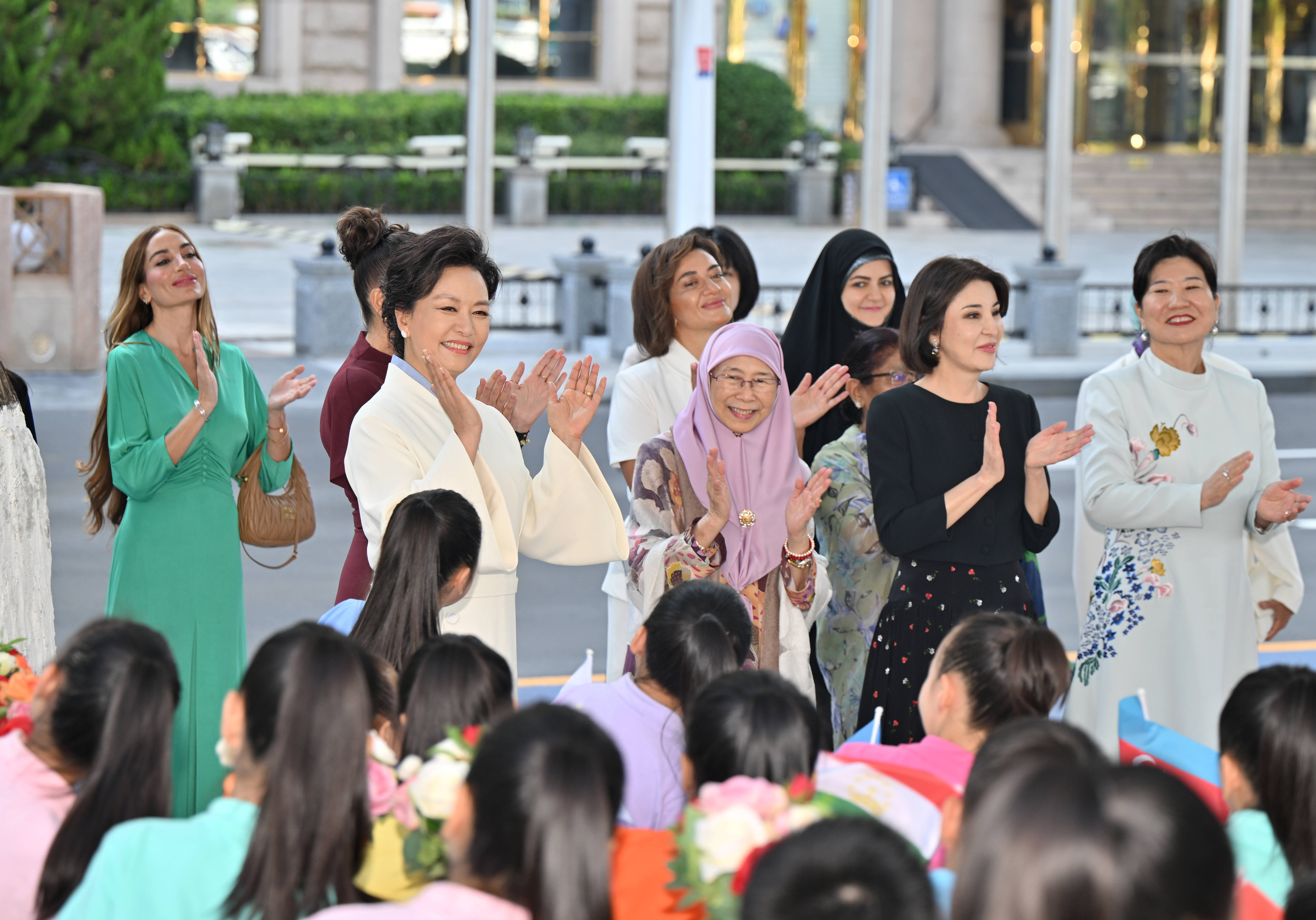 上合组织天津峰会|彭丽媛同出席2025年上海合作组织峰会外方领导人夫人游览天津海河