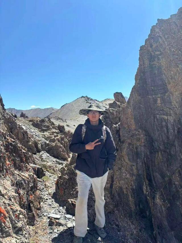 长沙00后小伙在新疆“找矿”,却因喂牛视频走红,当事人:每天见的牛羊比人还多