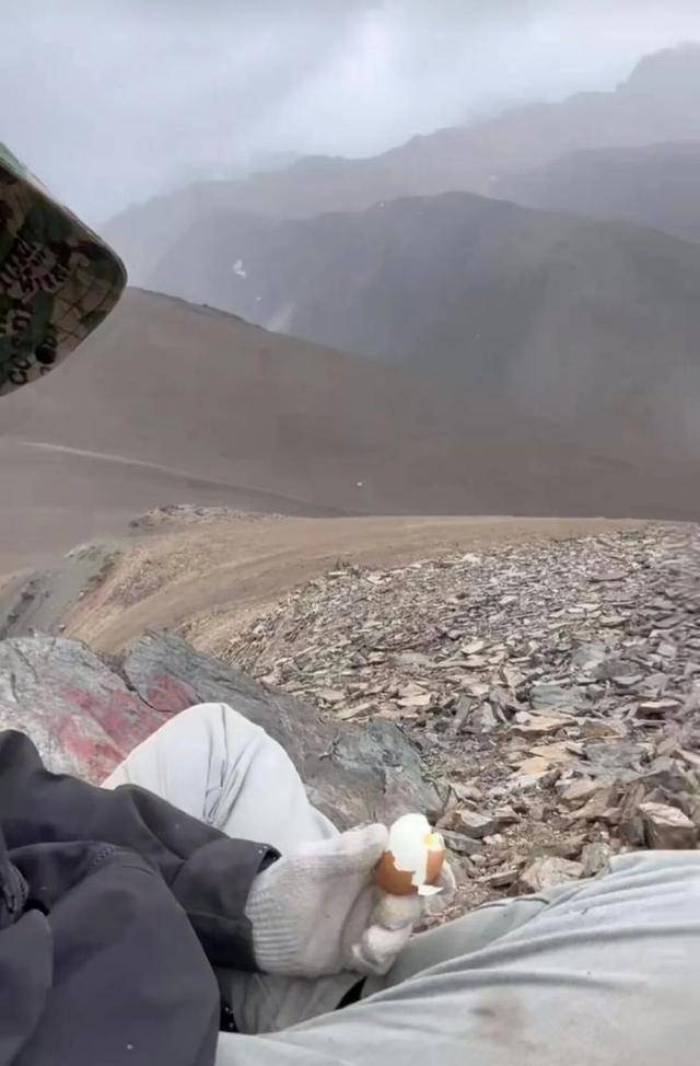 长沙00后小伙在新疆“找矿”,却因喂牛视频走红,当事人:每天见的牛羊比人还多