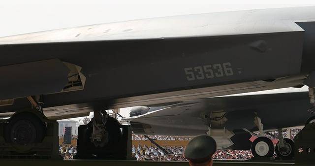 一个座舱的差距:中国无人机已可独立空战,美国把无人机改战斗机