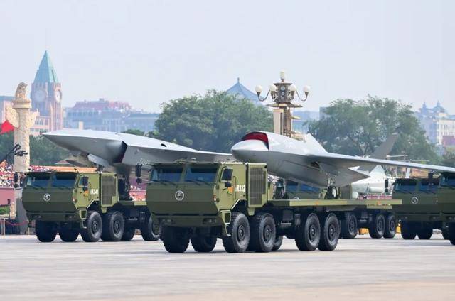 一个座舱的差距:中国无人机已可独立空战,美国把无人机改战斗机