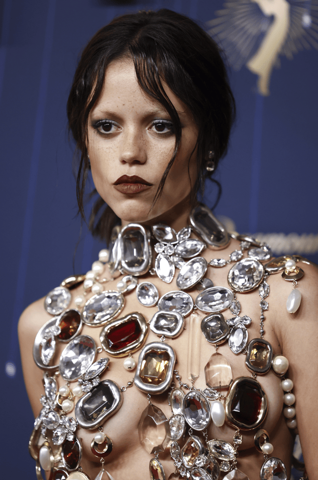 女星走红毯身上只穿珠宝?这届艾美奖的主题果然是大胆