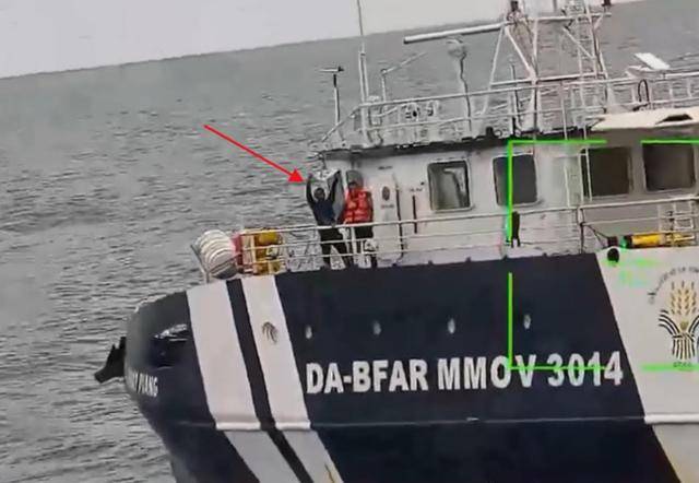 黄岩岛交锋,中方这次没客气:菲船员耳朵被崩伤,高举白旗求饶