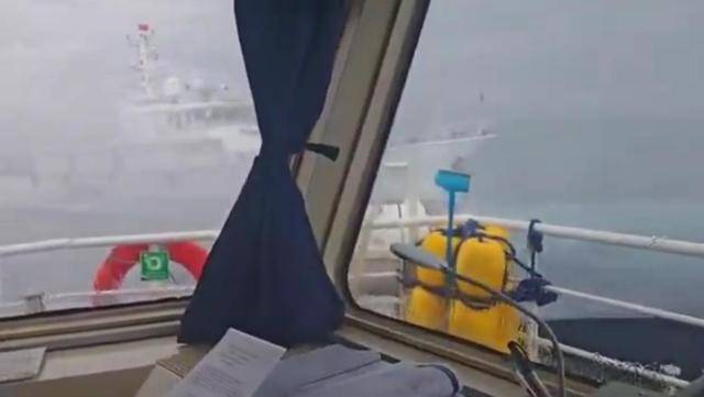 黄岩岛交锋,中方这次没客气:菲船员耳朵被崩伤,高举白旗求饶