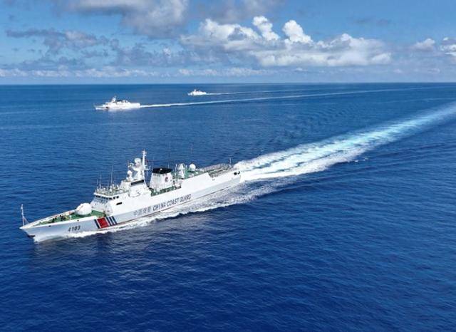 黄岩岛交锋,中方这次没客气:菲船员耳朵被崩伤,高举白旗求饶